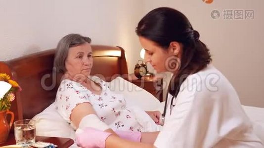 女医生在家中给老年妇女包扎胳膊肘视频