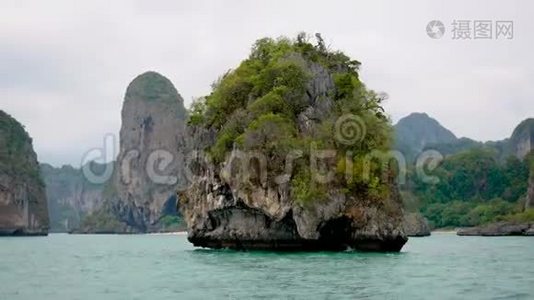 小圆形热带岛屿，有石灰石悬崖和青绿色海水视频