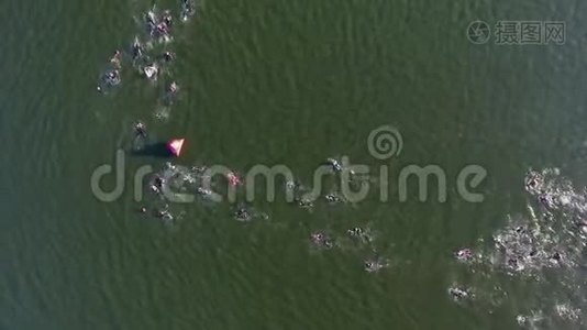 浮在水面上的铁人三项赛旁路浮标上的高空游泳者视频