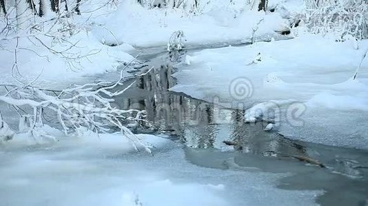 有雪的小溪的景观视频