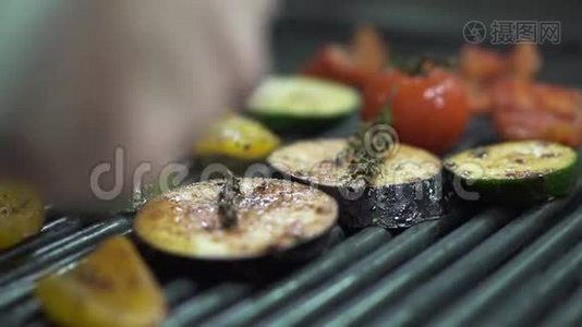 厨师手检查蔬菜番茄，茄子，西葫芦，黄铃椒在烤架上用金属钳子合上视频