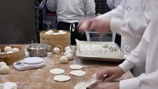 人们在面团包饺子之前揉搓面团的动作视频