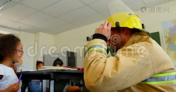 年轻的白种人男性消防员在4k教室教女学生消防安全视频