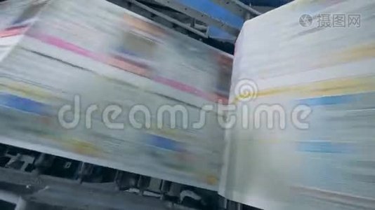 工作输送机在印刷设施中移动印刷报纸。视频