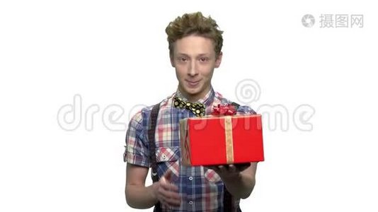 时尚少年拿着礼品盒。视频