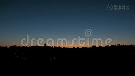 日落时的旧城市天际线剪影。 在框架的中心是罗勒卡教堂。 深蓝色的饱和天空视频