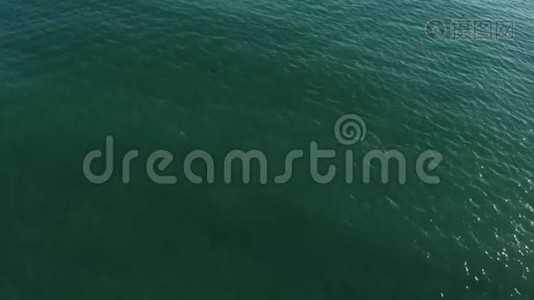 照相机飞过大海，飞向清澈的地平线。 4.照相机`视线从海面上升到清澈的地平线视频