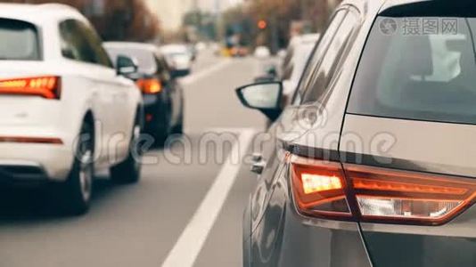 城市道路景观与汽车交通堵塞与特写车辆后停车灯在高峰时间。 许多车辆视频