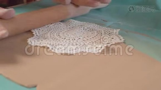 陶工的手用粘土作画视频