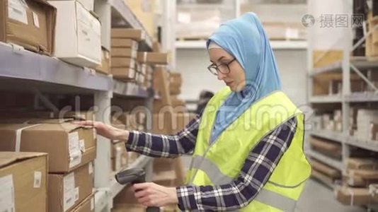 戴条形码扫描仪的穆斯林商店工人视频