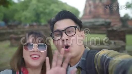 旅行者亚洲夫妇使用智能手机自拍，同时在泰国Ayutthaya度假旅行。视频