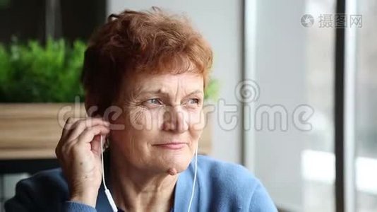 老年妇女，带耳麦和电话。视频