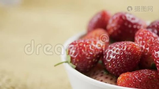 白色碗中的草莓果视频
