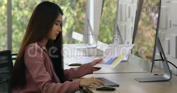 亚洲女人坐在电脑前。视频