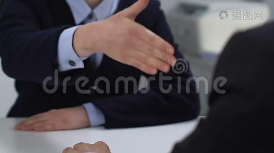 商务男女握手特写，成交合作伙伴联盟视频
