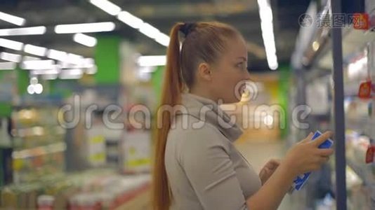 生活方式妇女在超市选择奶制品视频