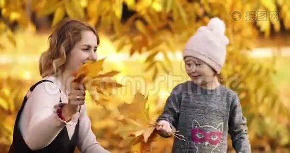 年轻的浅色头发的女人和她可爱的孩子玩。视频