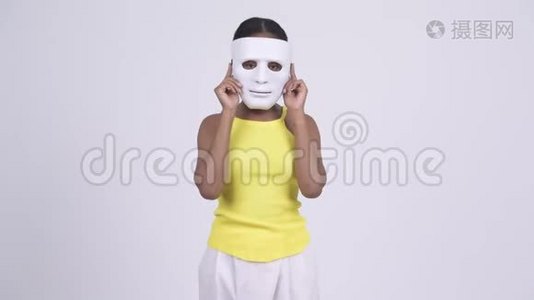 快乐年轻的非洲女人摘下白色面具视频