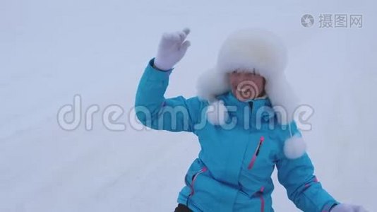 快乐的女孩从雪山上滚来滚去，笑了起来。 女人在冬天雪橇，微笑着。 圣诞节视频