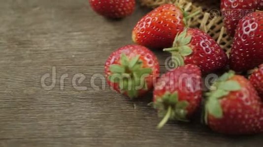 木桌上的一堆草莓，平底锅视频