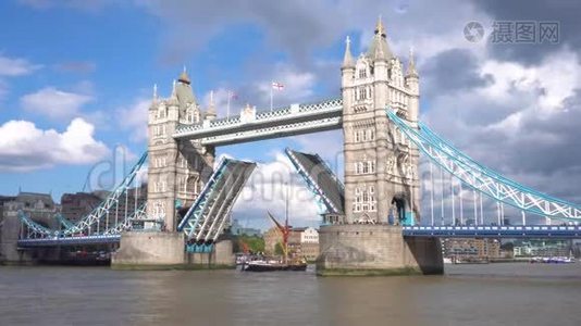 英国伦敦的标志性塔桥，风景优美的云彩，在高架桥上，船在桥下行驶。 4kUHD视频