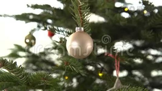 圣诞树上的银色玻璃球视频