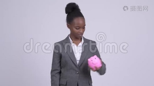 年轻悲伤的非洲女商人拿着储蓄罐，竖起大拇指视频