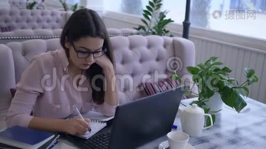 工作热情的商界女性在远程商业规划和管理中使用现代计算机技术视频