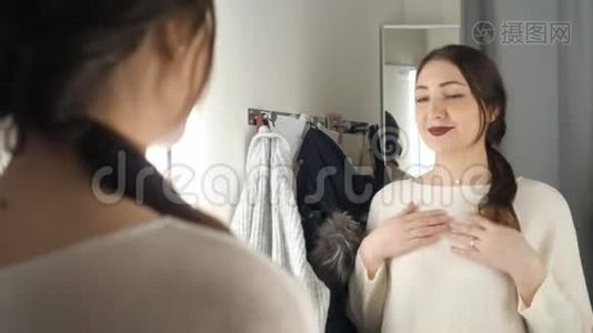 在试衣间照镜子的时髦女孩视频