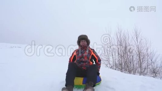 人在雪碟上滑下雪山，笑了.. 冬天雪橇上的圣诞节假期视频