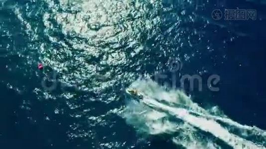 空中-史诗级的喷射滑雪赛车在水晶清澈的水上。 在罗兹享受暑假。视频