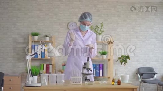 女化验员使用显微镜进行研究视频