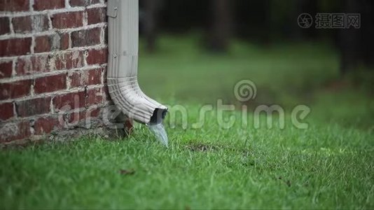 小雨时水沟在工作视频