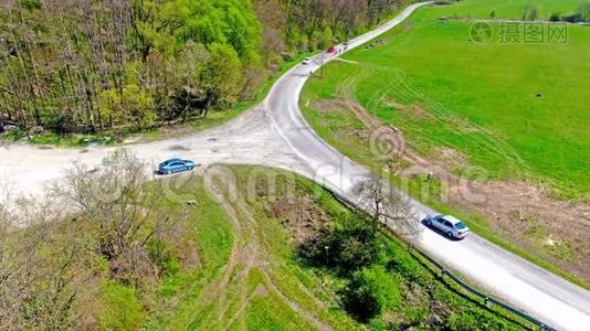 靠近森林和草地的道路高空俯视。 农村和农业用地的农村景象.. 汽车在路上，夏天的疲惫视频