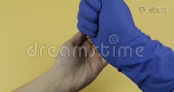 用蓝色医用手套将大量的白色药丸交到女性手中视频