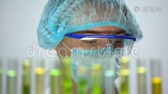 生物化学家将黄色物质滴入绿色植物试管中，提取视频