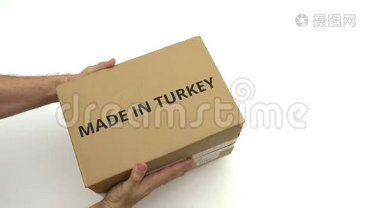 手中盒子上刻有土耳其文字视频