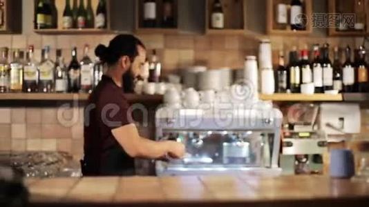 为咖啡店顾客服务的男人或服务员视频