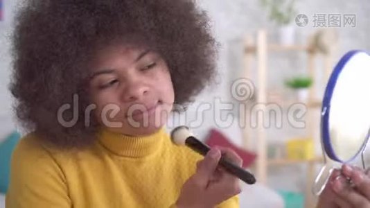 描绘非洲裔美国妇女积极化妆照镜子在现代公寓视频