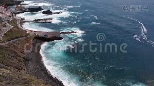 空中飞行。 特内里费岛海岸线上的顶景海浪视频