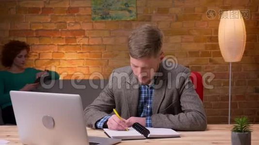 成年商人使用笔记本电脑在办公室室内做笔记的特写镜头。 使用平板电脑的女雇员视频