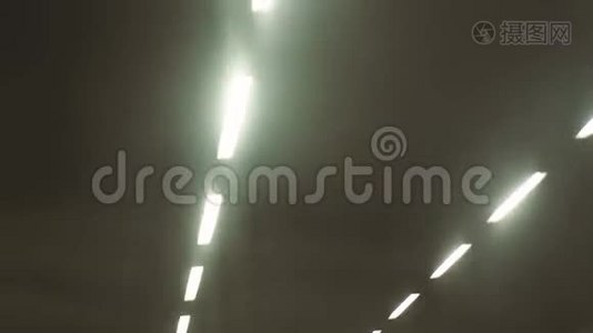 现代城市视野中城市公路隧道道路上的灯光。 关闭黑暗地下天花板上的灯视频