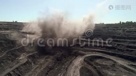 在露天矿爆炸。 采石场开采中的爆炸岩。 露天矿大爆炸。 从上面看视频