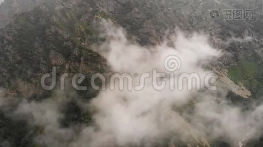 4k-令人惊叹的山景，雨中高空拍摄视频