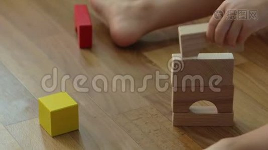 三岁小男孩玩木块，在家盖房子。视频