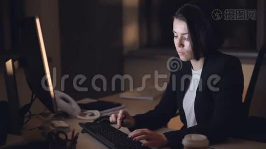 疲惫的年轻女士在办公室工作到很晚，她用电脑工作，然后揉太阳穴，以减少头痛和头痛视频