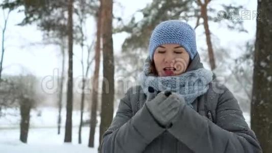 冬天下雪天冻僵的成年妇女视频