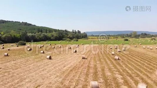 空中无人机镜头，匈牙利草地上的干草捆视频