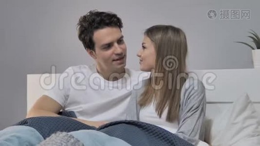 年轻夫妇在床上放松时谈情说爱视频