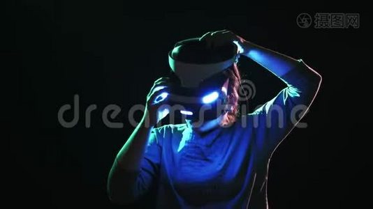 戴着VR耳机的年轻女子头戴着霓虹灯视频